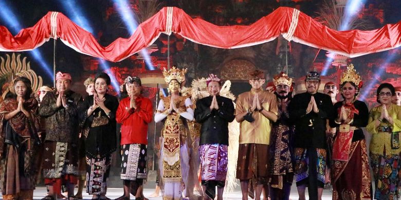 Gubernur Bali I Wayan Koster dan Menteri Pariwisata dan Ekonomi Kreatif (Menparekraf) Sandiaga Uno berfoto bersama dengan tamu undangan lainnya dalam Pesta Kesenian Bali (PKB) ke-44 tahun 2022 Koster dalam acara Pesta Kesenian Bali (PKB) ke-44 Tahun 2022 di Panggung Terbuka Ardha Candra Art Centre, Denpasar, Minggu (12/6/2022). (DOK. Pemprov Bali)