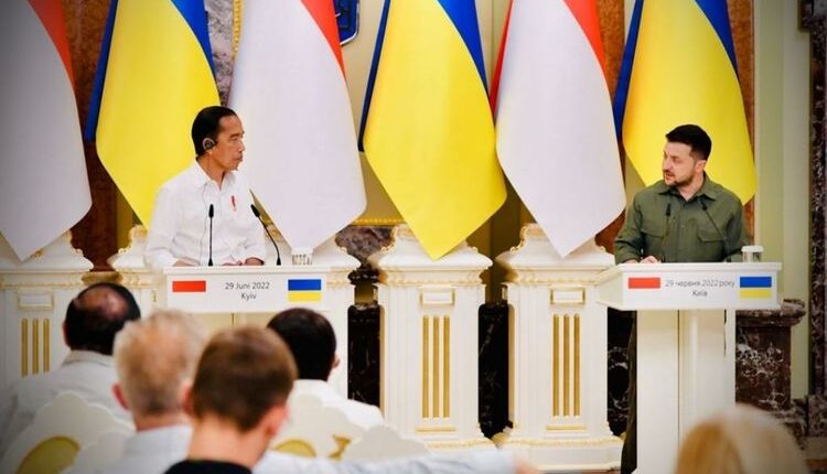 Presiden Joko Widodo dan Presiden Ukraina Volodymyr Zelensky menyampaikan keterangan pers, di Istana Maryinsky, Kyiv, Ukraina, pada Rabu (29/6/2022).(Dok. Sekretariat Presiden)