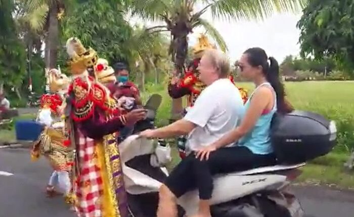 Bule enggak pakai masker dicegat penari kecak
