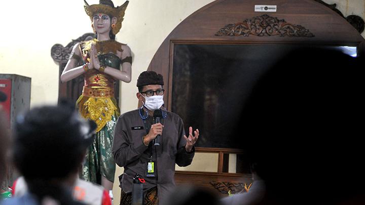 Menteri Pariwisata dan Ekonomi Kreatif (Menparekraf) Sandiaga Salahuddin Uno berdiskusi dengan pelaku pariwisata di Pantai Pandawa, Badung, Bali, Kamis 11 Februari 2021. Kunjungan itu dilakukan Menparekraf Sandiaga Uno disela berkantor di Bali untuk berdiskusi langsung dengan pengelola dan pelaku pariwisata setempat yang mengalami penurunan pendapatan karena minimnya kunjungan wisatawan akibat pandemi COVID-19. ANTARA FOTO/Fikri Yusuf