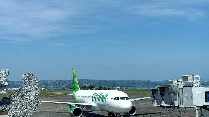 Pesawat maskapai penerbangan Citilink tengah berada di apron Bandara Internasional I Gusti Ngurah Rai Bali beberapa waktu lalu.