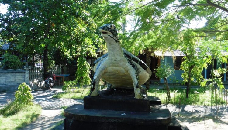 Tempat konservasi Penyu di Bali khususnya Denpasar, salah satunya bisa temukan di Pulau Serangan, sebuah kawasan yang sekarang menjadi destinasi wisata yang cukup populer bagi wisatawan yang liburan dan mengagendakan tur di Bali.