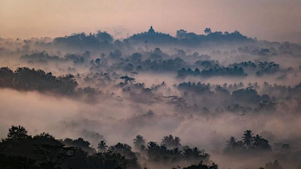 Foto: Pemandangan candi Borobudur, candi Buddha terbesar di dunia, terlihat saat umat Buddha Indonesia mempersiapkan Hari Raya Waisak di Magelang, Jawa Tengah, Kamis (26/5/2022). (Photo by Ulet Ifansasti/Getty Images) Pemandangan candi Borobudur, candi Buddha terbesar di dunia, terlihat saat umat Buddha Indonesia mempersiapkan Hari Raya Waisak di Magelang, Jawa Tengah, Kamis (26/5/2022). (Photo by Ulet Ifansasti/Getty Images)