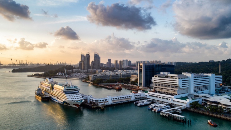 Experience gorgeous sunsets over Singapore’s southern shores in HarbourFront.