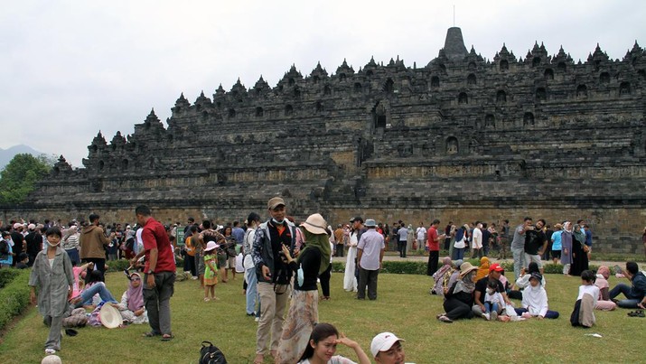 Foto: Warga mengunjungi Candi Borobudur saat libur Idul Fitri di Magelang, Provinsi Jawa Tengah, Indonesia, Sabtu (7/5/2022). (Photo by Kiki Cahyadi/Anadolu Agency via Getty Images)