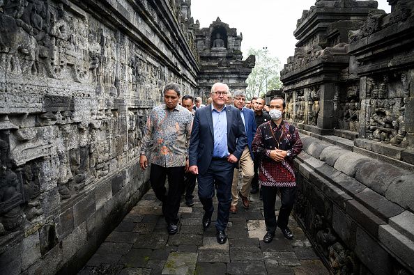 Rombongan Presiden Jerman di Candi Borobudur. Photo: Bernd von Jutrczenka/dpa (Photo by Bernd von Jutrczenka/picture alliance via Getty Images) Foto: dpa/picture alliance via Getty I/picture alliance