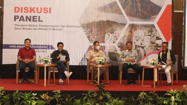 Menteri Desa PDTT, Halim Iskandar, menjadi keynote speaker Diskusi Panel Pandemi Global, Pemberdayaan dan Ketahanan Desa Wisata dan Wisata Pedesaan." Foto: Istimewa