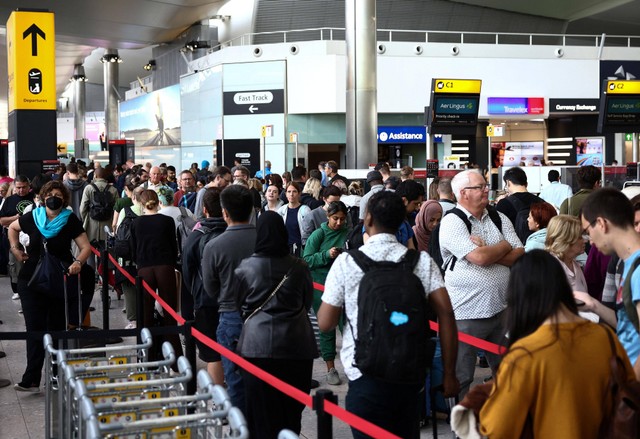 Penumpang mengantre di dalam terminal keberangkatan Terminal 2 di Bandara Heathrow di London, Inggris, 27 Juni 2022. Foto: REUTERS/Henry Nicholls