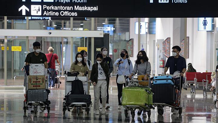 Sejumlah penumpang pesawat berjalan sambil membawa barangnya setibanya di Terminal 2 Domestik Bandara Soekarno Hatta, Tangerang, Banten, Sabtu 7 Mei 2022. PT Angkasa Pura II mencatat pada H+4 lebaran sebanyak 79.763 penumpang tiba di Bandara Soekarno Hatta dengan 464 pergerakan pesawat. ANTARA FOTO/Fauzan