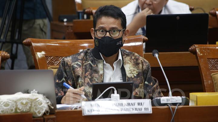 Menteri Pariwisata dan Ekonomi Kreatif Sandiaga Uno saat mengikuti rapat kerja dengan Komisi X DPR RI di Kompleks Parlemen, Senayan, Jakarta, Senin, 4 Juli 2022. Rapat tersebut membahas perkembangan pemulihan pariwisata dan ekonomi kreatif, serta tindak lanjut rekomendasi panja desa wisata dan kampung tematik. TEMPO/M Taufan Rengganis