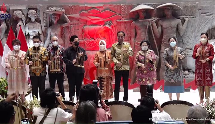 Presiden Joko Widodo meresmikan Mal Sarinah, Jakarta, hasil renovasi bersama mantan Presiden Indonesia Megawati Soekarnoputri dan Ketua DPR Puan Maharani, Kamis, 14 Juli 2022. Sumber: youtube Sekretariat Presiden