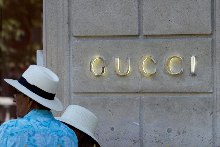 FOTO FILE: Pembeli berdiri di depan toko merek mewah Gucci di Avenue Montaigne di Paris, Prancis, 13 Juli 2022. REUTERS/Rali Benallou