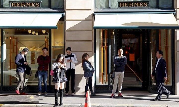 Turis asal China antre di deoan Hermes di Paris, 23 September 2015. REUTERS/Charles Platiau