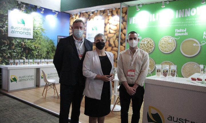 Duta Besar Australia untuk Indonesia Penny Williams PSM (tengah) meninjau pameran produk makanan dan minuman Australia di Food Hotel Indonesia (FHI) pada 28 Juli 2022. Sumber: dokumen Kedutaan Besar Australia