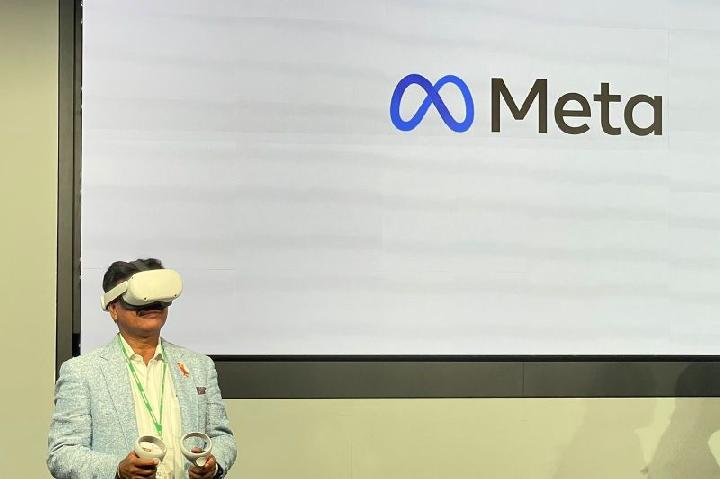 Menteri Komunikasi dan Informatika Johnny G. Plate menjajal produk Meta untuk masuk ke metaverse dalam kunjungan kerjanya di AS, Kamis 28 Juli 2022. Kunjungan terkait kerja sama menyiapkan showcase tranformasi digital yang akan dihadirkan dalam KTT G20 di Bali pada November nanti. (ANTARA/HO/Kementerian Komunikasi dan Informatika)