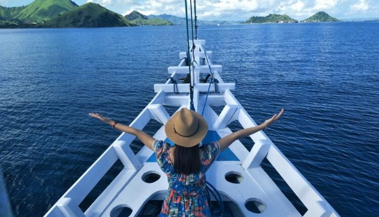 Wisatawan bersantai di atas kapal semi phinisi Wae Rebo di Pelabuhan Labuan Bajo, Nusa Tenggara Timur.(Kompas.com/SHERLY PUSPITA)