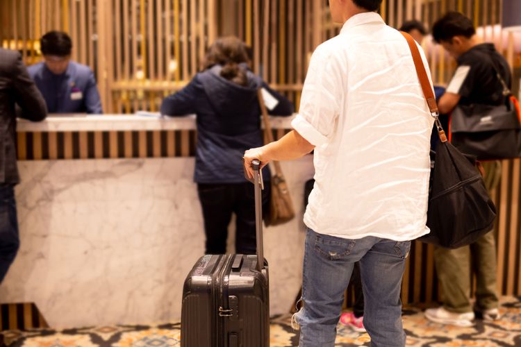   ILUSTRASI - Antre di lobi hotel untuk check-in(Shutterstock)