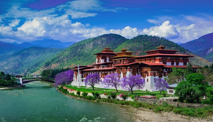 Punakha Dzong (istana) di Punakha, Bhutan. (SHUTTERSTOCK/KASHYAPSHANTANU)