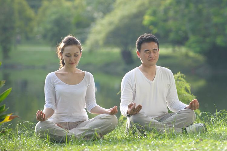 Mengelola stres dengan baik, misalnya dengan meditasi, juga termasuk cara menjaga kesehatan jantung.(SHUTTERSTOCK)