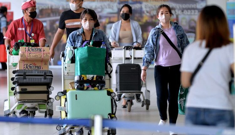 Calon penumpang pesawat membawa barang bawaan di Terminal Domestik Bandara Internasional I Gusti Ngurah Rai, Badung, Bali, Rabu (9/3/2022). Pengelola Bandara Bali memprediksi jumlah rata-rata penumpang harian di bandara tersebut akan meningkat sekitar 20 persen setelah hasil tes RT-PCR atau rapid test antigen COVID-19 tidak lagi diwajibkan sebagai persyaratan bagi Pelaku Perjalanan Dalam Negeri (PPDN) yang telah menerima vaksin COVID-19 dosis kedua atau dosis ketiga (booster).(ANTARA FOTO/FIKRI YUSUF)
