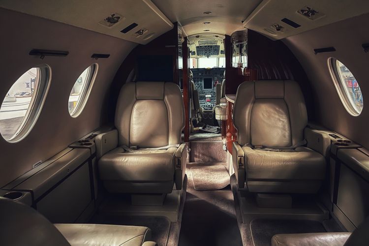 Ilustrasi interior di dalam pesawat jet(Unsplash/Yaroslav Muzychenko)