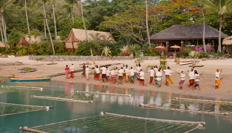 Potongan trailer Ticket to Paradise yang menggambarkan Bali sebagai lokasi film dengan para pemeran pendukung mengenakan pakaian tradisional Bali.(TANGKAP LAYAR TRAILER TICKET TO PARADISE)