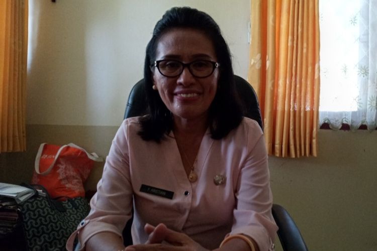 Foto: Kepala Dinas Pemberdayaan Masyarakat Desa (PMD) Kabupaten Sikka, Fitrinita Kristiani saat diwawancara Kompas.com, Jumat (1/7/2022).(Serafinus Sandi Hayon Jehadu/Kompas.com.)