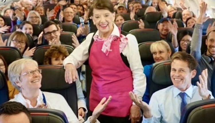 Betty Nash, menjadi pramugari hingga usia 86 tahun.(SAM SWEENEY VIA TANGKAP LAYAR VIDEO ABC NEWS)
