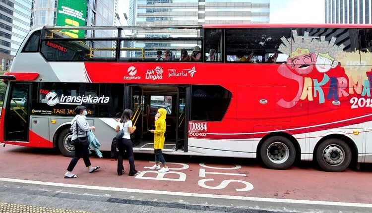Bus pariwisata bertingkat Explore Jakarta ramai ditumpangi masyarakat saat Hari Raya Idul Adha, Minggu (10/7/2022)(Kompas.com/MITA AMALIA HAPSARI)