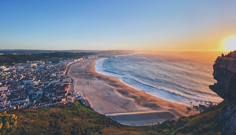 Ilustrasi pemandangan matahari terbenam di Nazare, Portugal.(UNSPLASH/Jan vT)