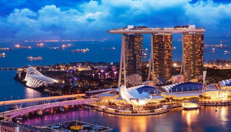 Keindahan pemandangan Singapura pada malam hari. (SHUTTERSTOCK)