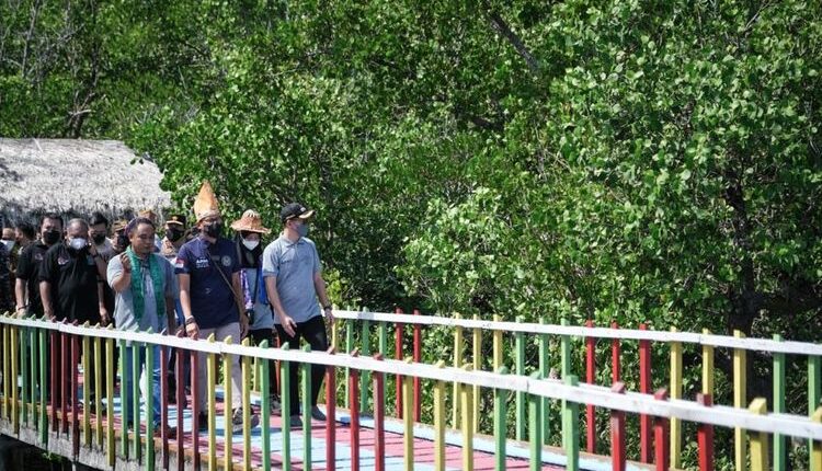 Menteri Pariwisata dan Ekonomi Kreatif Sandiaga Uno saat mengunjungi Desa Wisata Budo di Kabupaten Minahasa Utara, Sulawesi Utara, pada Jumat (29/7/2022).(Dok. Kementerian Pariwisata dan Ekonomi Kreatif)