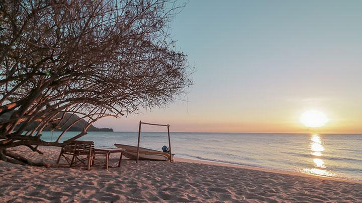 Likupang, Kabupaten Minahasa Utara, Sulawesi Utara yang masuk daftar lima Destinasi Super Prioritas, memiliki menawarkan keindahan pesisir pantai berpasir putih. Kawasan ini memiliki spot diving, salah satunya di sekitar Pulau Lihaga. Likupang disiapkan menjadi Kawasan Ekonomi Khusus (KEK), khususnya di Pantai Paal dan Pantai Pulisan. shutterstock.com