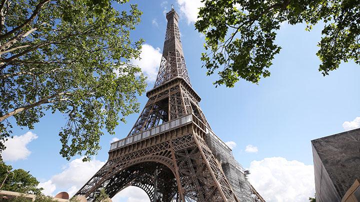 Menara Eiffel terlihat di Paris, Prancis, pada 18 Juni 2020. Langkah-langkah sanitasi diterapkan guna memastikan keamanan para wisatawan menjelang pembukaan kembali Menara Eiffel pada 25 Juni 2020 mendatang. (Xinhua/Gao Jing)