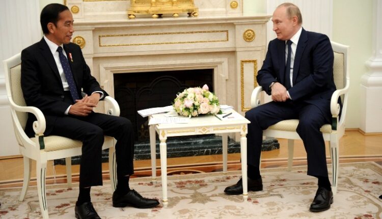 Diskusi hangat empat mata antara Presiden Joko Widodo dan Presiden Rusia, Vladimir Putin, Kamis 30 Juni 2022. Foto: kremlin.ru