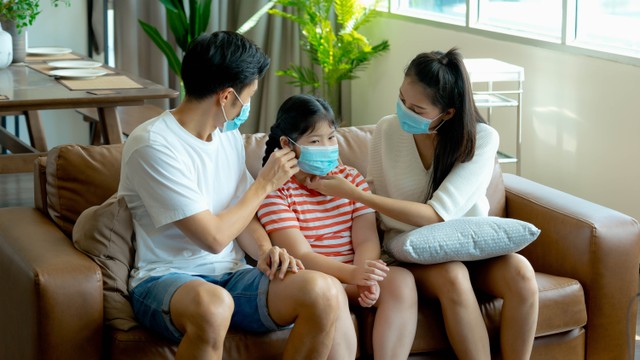 Ilustrasi keluarga lakukan karantina mandiri. Foto: Shutter Stock