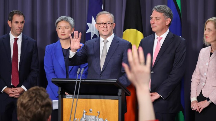 Foto: Perdana Menteri Australia Anthony Albanese (tengah) berbicara saat berdiri di samping (kiri-kanan) Jim Chalmers, Penny Wong, Richard Marles dan Katy Gallagher selama konferensi pers di Gedung Parlemen di Canberra, Australia, Senin (23/5/2022). Anthony Albanese dilantik sebagai perdana menteri ke-31 Australia pada Senin pagi menyusul kemenangannya atas Scott Morrison dalam pemilihan federal pada Sabtu. (Photo by David Gray/Getty Images)