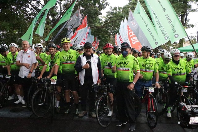 Wagub Bali bersama peserta road bike Gran Fondo New York (GFNY) Championship Asia - IST