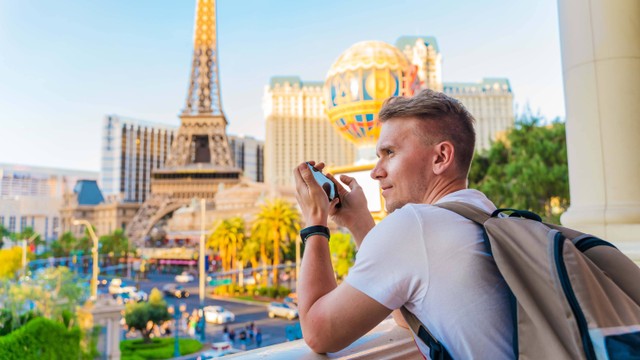 Wisatawan yang sedang menikmati keindahan Las Vegas. Foto: Ivanova Ksenia/Shutterstock