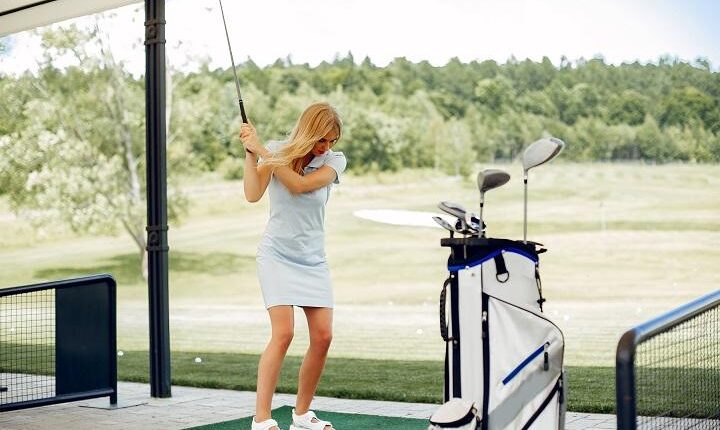 lustrasi wanita olahraga golf. Freepik.com/Proostoleh
