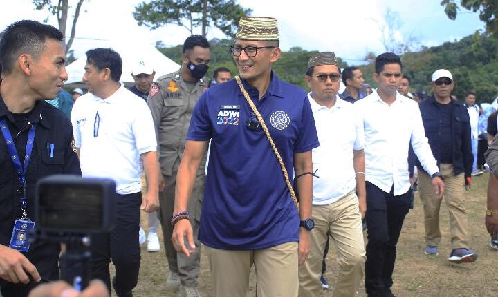 Menteri Pariwisata dan Ekonomi Kreatif Republik Indonesia, Sandiaga Salahuddin Uno saat menuju Wisata Bukit Arang, Desa Lonuo, Kecamatan Tilongkabila