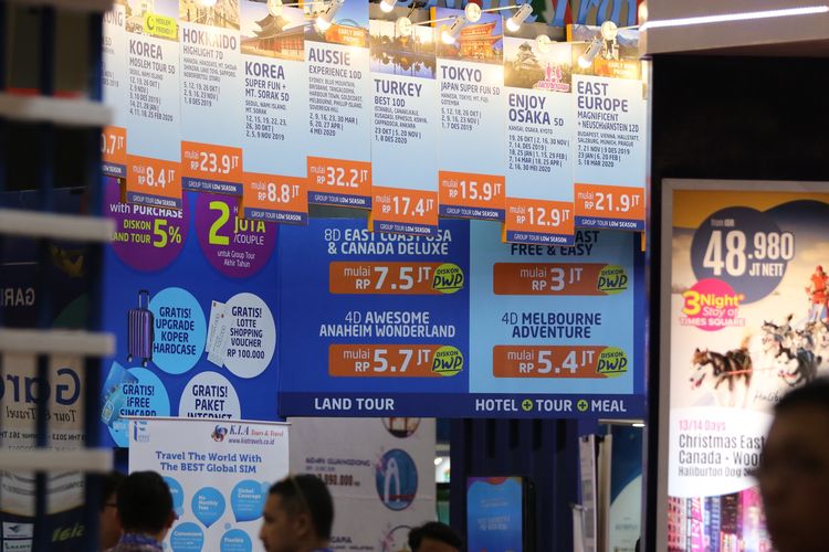 Suasana acara Kompas Travel Fair 2019, di Jakarta Convention Center, Jumat (20/9/2019). Pameran pariwisata yang berlangsung hingga 22 September 2019 ini diadakan serentak di tiga kota besar lainnya, yaitu Surabaya, Medan, dan Makassar.(KOMPAS.com/RODERICK ADRIAN MOZES)