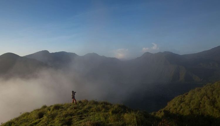 Lanskap puncak Bukit Pergasingan, Lombok Timur, Nusa Tenggara Barat, Kamis (19/3/2015). Puncak Bukit Pergasingan menjadi pilihan wisata trekking di Lombok Timur untuk menyaksikan matahari terbit dan lanskap Gunung Rinjani. KOMPAS IMAGES/KRISTIANTO PURNOMO(KRISTIANTO PURNOMO)