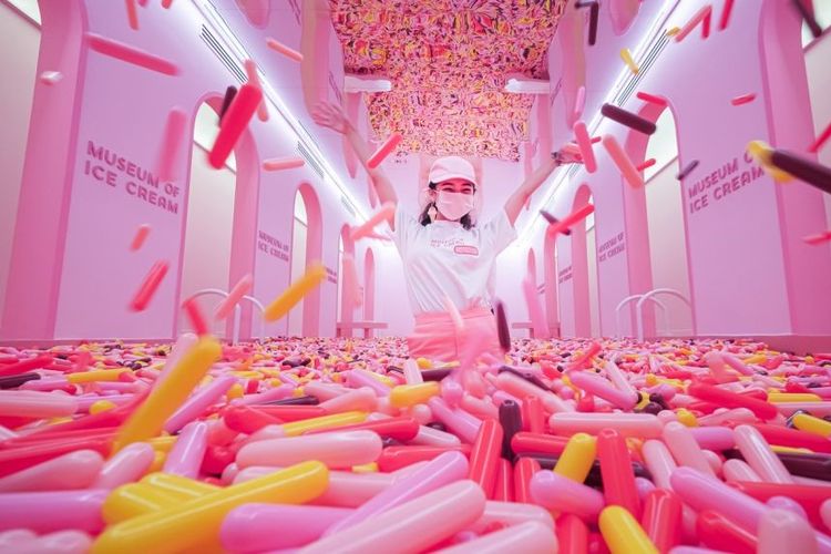 Museum of Ice Cream Singapore. Sesuai namanya, tempat wisata yang dibuka pada Agustus 2021 tersebut dibalut dengan nuansa pastel khas warna es krim. Dibangun di atas lahan seluas 60.000 kaki persegi, destinasi tersebut berlokasi di kawasan Dempsey Hill. (Dok. Straitstimes)