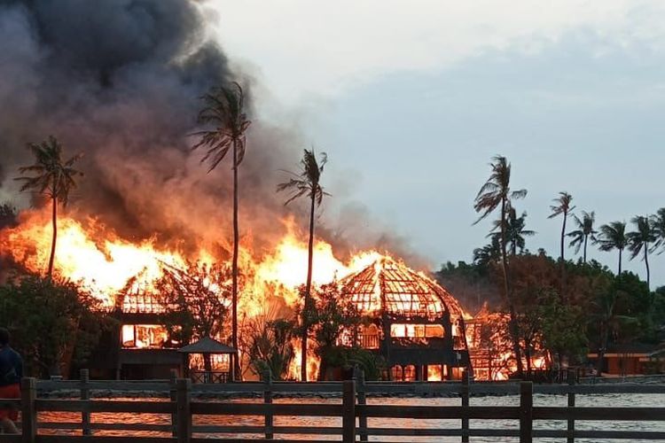 Resor Putri Duyung yang berada di kawasan Taman Impian Jaya Ancol, Jalan Lodan Timur, RW 010, Kelurahan Ancol, Kecamatan Pademangan, Jakarta Utara, terbakar pada Minggu (21/8/2022) sore.(Dok. Humas Jakfire)