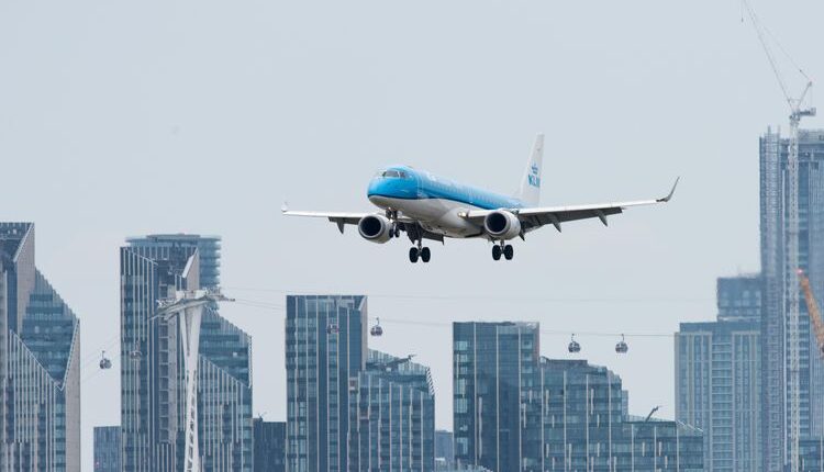 Ilustrasi pesawat KLM Royal Dutch Airlines.(Dok. UNSPLASH/Daniel Klein)