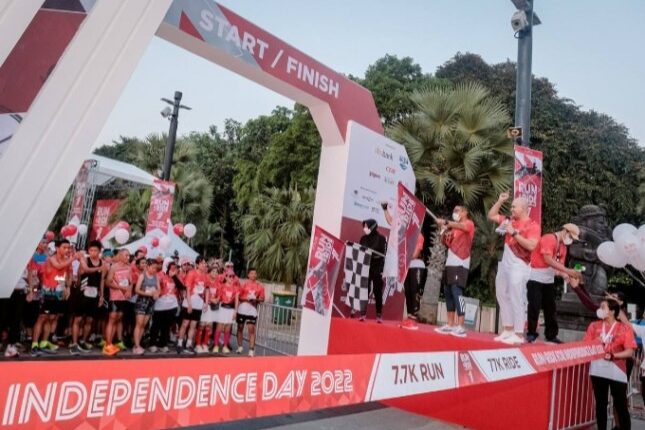 Menparekraf Sandiaga Uno melepas peserta "Run and Ride for Indepedence Day" di Plaza Utara GBK Senayan, Jakarta