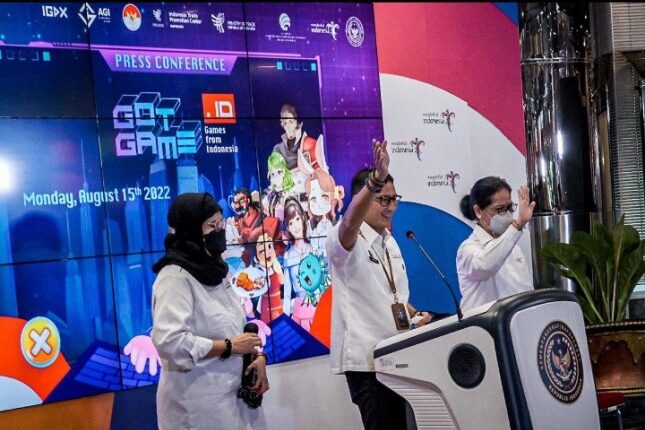 Menparekraf Sandiaga Uno (tengah), bersama Sesmenparekraf Ni Wayan Giri Adnyani (kanan), dan Direktur Pemasaran Ekraf Yuana Rochma (kiri