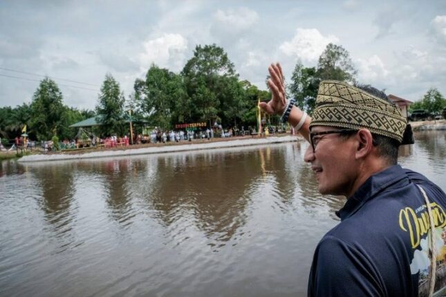 Menparekraf Sandiaga Uno saat mengunjungi Desa Wisata Dayun di Kabupaten Siak, Provinsi Riau