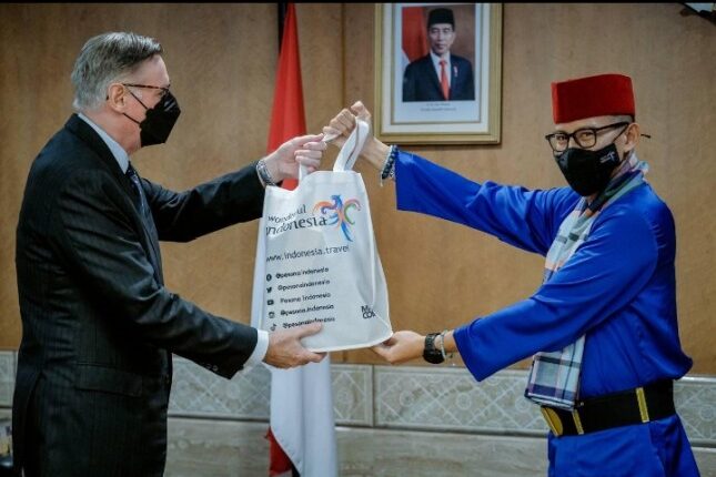 Menparekraf Sandiaga Uno melakukan pertemuan dengan Dubes Selandia Baru untuk Indonesia Kevin Burnett di Gedung Sapta Pesona, Jakarta.
